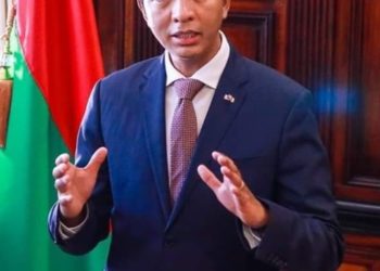 Question Très Simple Pour Rajoelina Vazaha Afin Qu’il Puisse Répondre Sans Contourner La Question :Quelle Est La Définition De « aux Normes » Ou « Manarapenitra » ?