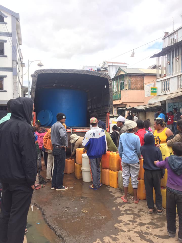 Depuis des années, la ville d'Antananarivo est victime d’une gestion catastrophique de ses ressources en eau et en électricité, et à chaque fois, le gouvernement ressort le même tour de passe-passe : des bonbonnes d'eau pour apaiser la colère populaire