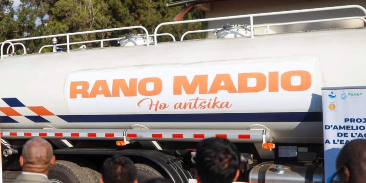 Non Seulement Ces Camions Ne Sont Pas Hygiéniques, Mais Ils Sont également Un Symbole De La Désinvolture Avec Laquelle La Banque Mondiale Aborde Les Problèmes Locaux.