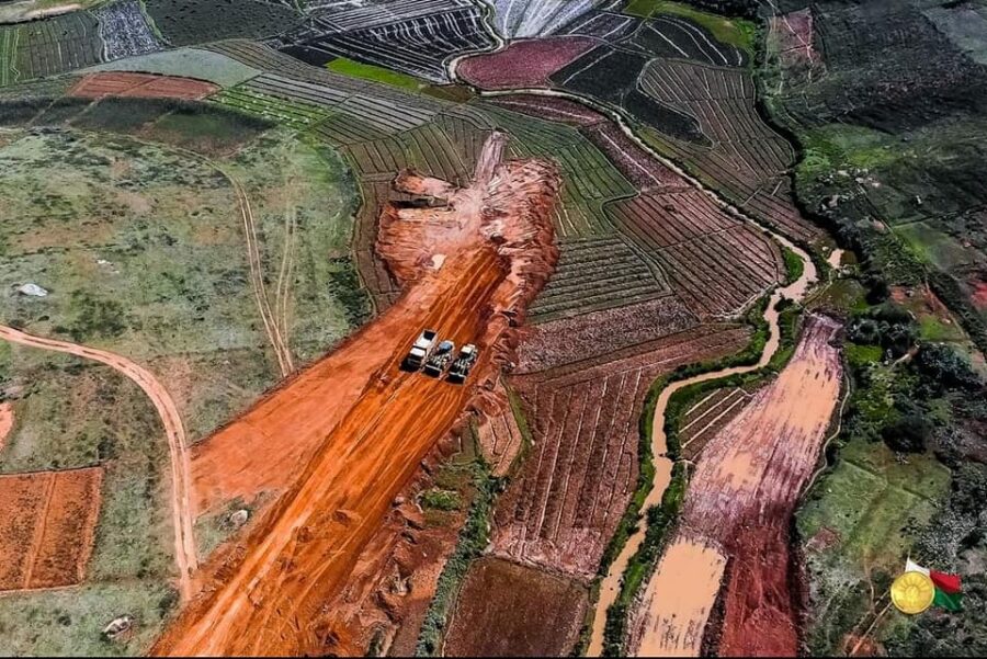 La construction d’une autoroute à travers la forêt primaire envoie un message clair : le développement rapide à tout prix est privilégié, au détriment de la conservation de l’un des patrimoines naturels les plus riches de la planète