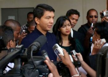Rajoelina n’a pas seulement manipulé les médias en 2009 : il a ouvert une brèche dans laquelle s’engouffrent aujourd’hui des centaines de faux journalistes. Il a déverrouillé la profession et donné aux parasites les clés de la maison.