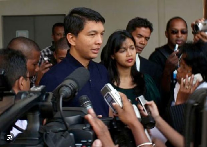 Rajoelina n’a pas seulement manipulé les médias en 2009 : il a ouvert une brèche dans laquelle s’engouffrent aujourd’hui des centaines de faux journalistes. Il a déverrouillé la profession et donné aux parasites les clés de la maison.