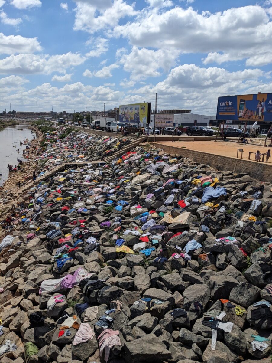 Ces enrochements, censés protéger les berges contre l’érosion et empêcher l’utilisation anarchique du fleuve, n’ont finalement servi qu’à installer plus confortablement les lavandières