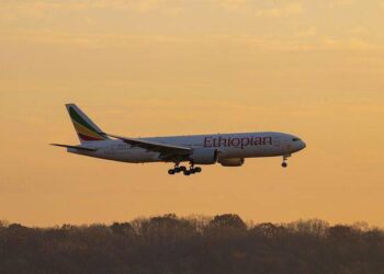 Imaginons un vol en provenance de Shanghai, ou même de Paris, avec une arrivée prévue à 19h. Que fait l’avion ? Il tourne en rond au-dessus de Tana en attendant que le spectacle se termine ?