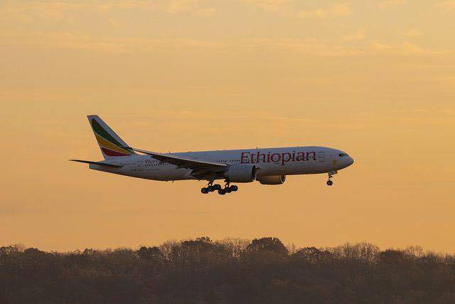 Imaginons un vol en provenance de Shanghai, ou même de Paris, avec une arrivée prévue à 19h. Que fait l’avion ? Il tourne en rond au-dessus de Tana en attendant que le spectacle se termine ?