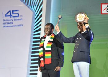 Ne soyons pas surpris si, en août 2026, on voit surgir un grand spectacle populaire soigneusement organisé : “les peuples de la SADC” implorant Andry de sacrifier son repos pour rester leur guide. Et lui, faussement gêné, acceptant “par devoir”