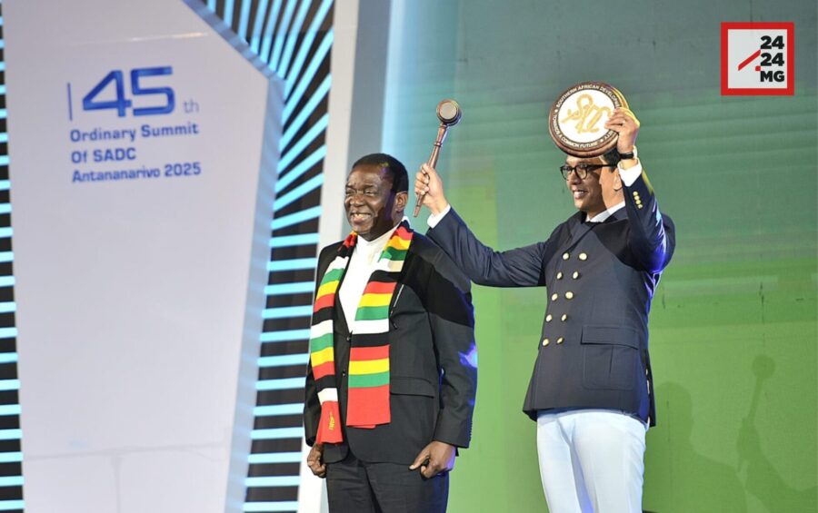 Ne soyons pas surpris si, en août 2026, on voit surgir un grand spectacle populaire soigneusement organisé : “les peuples de la SADC” implorant Andry de sacrifier son repos pour rester leur guide. Et lui, faussement gêné, acceptant “par devoir”