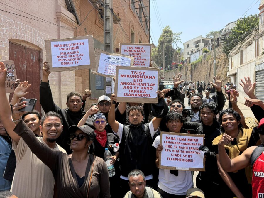Quand le peuple a tendu la main, il a fermé la porte. Quand la jeunesse a demandé un espace pour s’exprimer, il a répondu par l’interdiction. Rajoelina a trahi la parole citoyenne. Il n’a plus aucune légitimité pour gouverner.