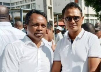 Derrière tout ce jet d’argent par la fenêtre, Gérard Andriamanohisoa. Nul, incompétent, incapable, il met le régime dans l’embarras. Il est derrière tous les projets foireux et il ose affirmer sans scrupule devant les caméras que le stade est aux normes. Et pourtant, voilà qu’on va encore dépenser des milliards pour corriger ses mensonges