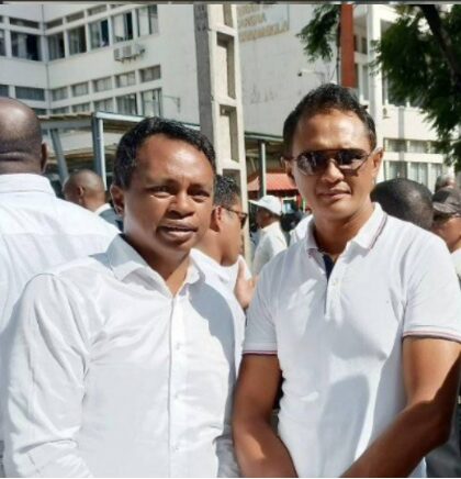 Derrière tout ce jet d’argent par la fenêtre, Gérard Andriamanohisoa. Nul, incompétent, incapable, il met le régime dans l’embarras. Il est derrière tous les projets foireux et il ose affirmer sans scrupule devant les caméras que le stade est aux normes. Et pourtant, voilà qu’on va encore dépenser des milliards pour corriger ses mensonges