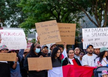 Beaucoup de citoyens remarquent comme moi sur Facebook que ce nouveau PM était le directeur de cabinet militaire de Christian Ntsay. Il n’est pas complètement déconnecté par conséquent du PM précédent. N’est-ce pas vouloir faire du neuf avec du vieux (expression empruntée) ?
