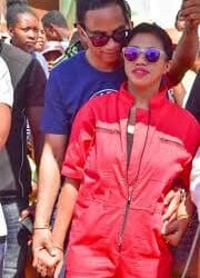 Car si son mari a été condamné pour détention d’armes lourdes et drogue dure, Lalatiana Andriantongarivo devra, elle aussi, répondre un jour des zones d’ombre qui entourent son rôle dans cette affaire.