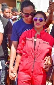 Car si son mari a été condamné pour détention d’armes lourdes et drogue dure, Lalatiana Andriantongarivo devra, elle aussi, répondre un jour des zones d’ombre qui entourent son rôle dans cette affaire.