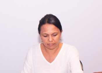 Car les faits sont têtus : le terrain qu’elle occupe reste entaché d’irrégularités. En toute sagesse, Brigitte Razaka devrait le restituer à son propriétaire légitime avant que la justice — la vraie, pas celle des puissants — ne vienne réclamer son dû.