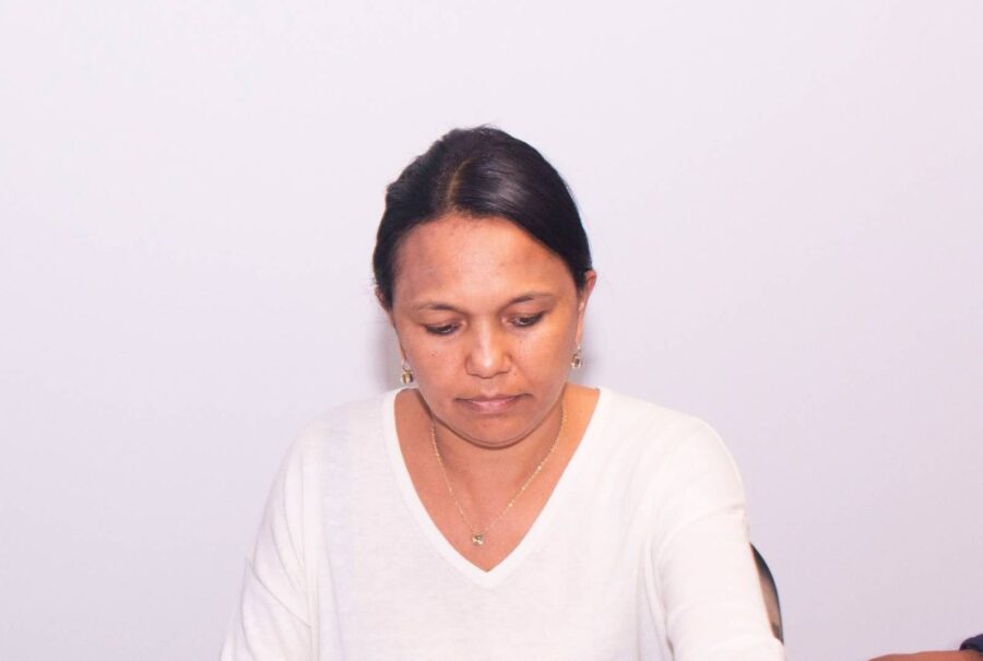 Car les faits sont têtus : le terrain qu’elle occupe reste entaché d’irrégularités. En toute sagesse, Brigitte Razaka devrait le restituer à son propriétaire légitime avant que la justice — la vraie, pas celle des puissants — ne vienne réclamer son dû.