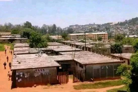 Le système repose sur un trafic organisé autour de l’attribution des chambres universitaires. En théorie, chaque chambre est enregistrée au nom d’un étudiant régulièrement inscrit à l’Université d’Antananarivo. En pratique, cet étudiant n’y met presque jamais les pieds. Ce sont les associations étudiantes qui contrôlent tout le mécanisme