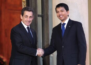 Pendant quinze ans, Rajoelina a été le garant institutionnel d’un modèle fondé sur les trafics, les passe-droits et la prédation des ressources nationales — un modèle dont Ravatomanga n’était que le visage le plus visible.