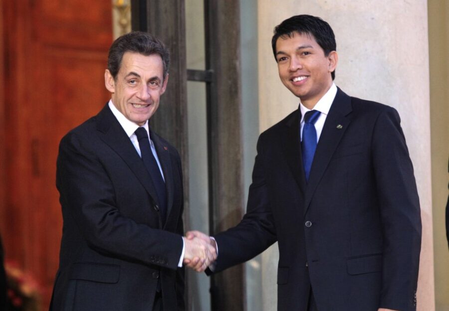 Pendant quinze ans, Rajoelina a été le garant institutionnel d’un modèle fondé sur les trafics, les passe-droits et la prédation des ressources nationales — un modèle dont Ravatomanga n’était que le visage le plus visible.