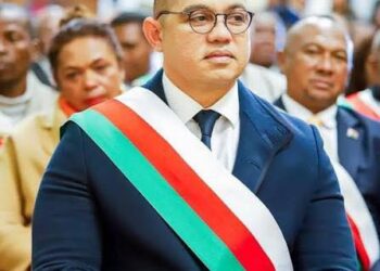 Ce scandale illustre la promotion de personnalités sans compétences réelles par le régime Rajoelina, souvent à travers des diplômes et des grades falsifiés. Tinoka Roberto, faussaire confirmé, en est la figure emblématique.