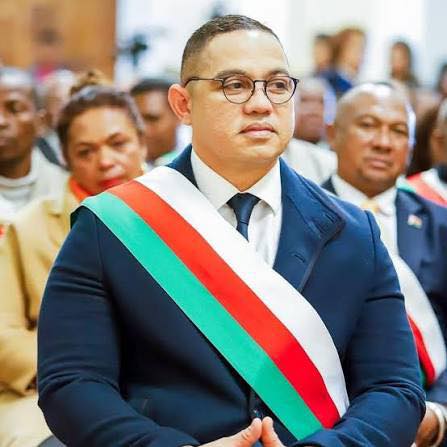 Ce scandale illustre la promotion de personnalités sans compétences réelles par le régime Rajoelina, souvent à travers des diplômes et des grades falsifiés. Tinoka Roberto, faussaire confirmé, en est la figure emblématique.