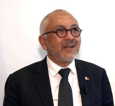 Un innocent ne se cache pas. Un homme ne laisse pas sa femme affronter seule ce que lui-même a provoqué