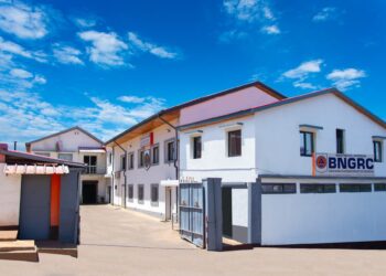 Le BNGRC nouvelle version ressemble exactement à l’ancien. Même réflexe : attendre que le mal frappe, puis débarquer en retard, avec quelques sacs de riz, comme si cela suffisait à se dédouaner de l’absence d’anticipation