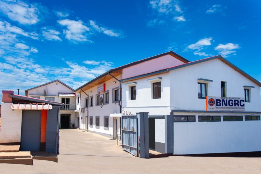 Le BNGRC nouvelle version ressemble exactement à l’ancien. Même réflexe : attendre que le mal frappe, puis débarquer en retard, avec quelques sacs de riz, comme si cela suffisait à se dédouaner de l’absence d’anticipation