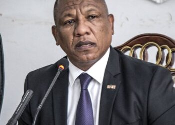 : s’il fallait identifier le point de bascule, celui qui a permis au système de se structurer, de s’enraciner et de prospérer, le nom de Ntsay Christian s’impose. Non pas comme un simple exécutant, mais comme le facilitateur central, le stratège administratif, l’homme qui a agi pendant que les autres parlaient.