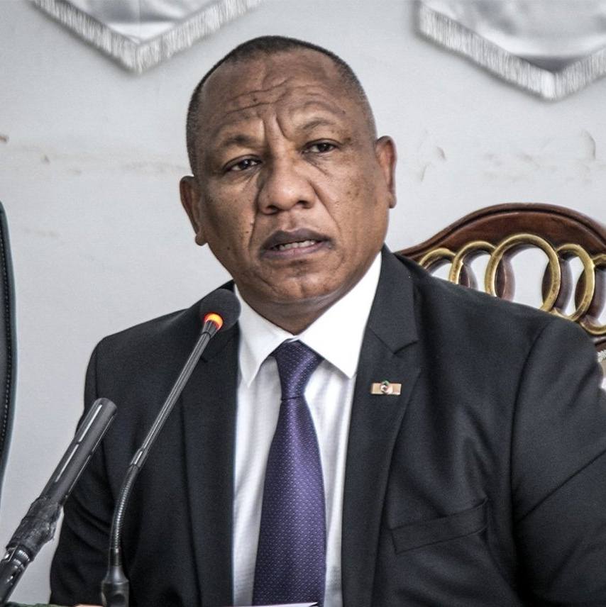 : s’il fallait identifier le point de bascule, celui qui a permis au système de se structurer, de s’enraciner et de prospérer, le nom de Ntsay Christian s’impose. Non pas comme un simple exécutant, mais comme le facilitateur central, le stratège administratif, l’homme qui a agi pendant que les autres parlaient.