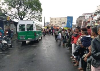 Hier, un bus de la ligne 114 a une fois de plus illustré cette sauvagerie quotidienne. L’arrêt hors station, en pleine circulation, est devenu une habitude « normale ». Mais cette normalité tue.