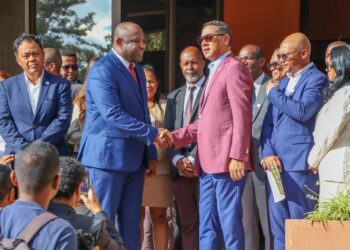 Face à cette crise, les voix se lèvent pour réclamer la destitution de Mamy Ravatomanga.