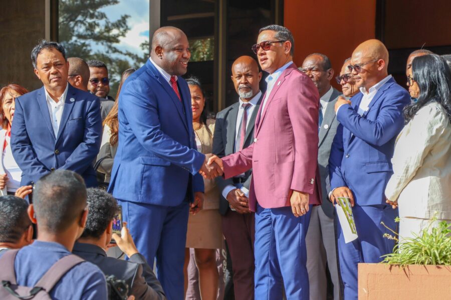 Face à cette crise, les voix se lèvent pour réclamer la destitution de Mamy Ravatomanga.