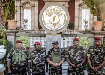 Madagascar n’est pas encore sortie de la fragilité. Elle reste exposée aux chocs climatiques, aux tensions politiques et aux déséquilibres structurels. Mais elle tient. Et plus encore : elle commence à reconstruire une trajectoire de crédibilité