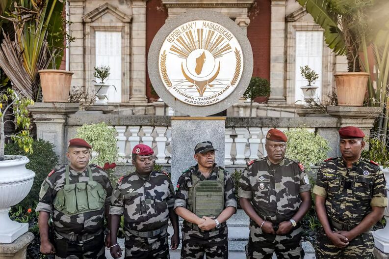 Madagascar n’est pas encore sortie de la fragilité. Elle reste exposée aux chocs climatiques, aux tensions politiques et aux déséquilibres structurels. Mais elle tient. Et plus encore : elle commence à reconstruire une trajectoire de crédibilité