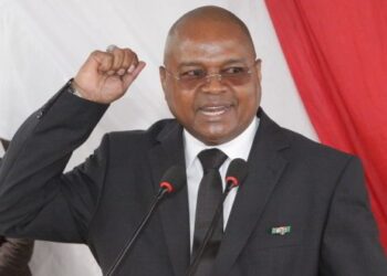 Le rôle du général Ravelonarivo ne peut être dissocié de ces évolutions. Militaire de carrière, doté d’une autorité naturelle et d’une notoriété incontestable, il s’est imposé par un style direct, rigoureux et peu perméable aux pressions