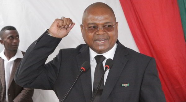 Le rôle du général Ravelonarivo ne peut être dissocié de ces évolutions. Militaire de carrière, doté d’une autorité naturelle et d’une notoriété incontestable, il s’est imposé par un style direct, rigoureux et peu perméable aux pressions