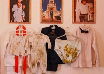 Entre kimonos d'enfant et posters de Bruce Lee, l'institution militaire se retrouvait au service d'une mise en scène narcissique inédite