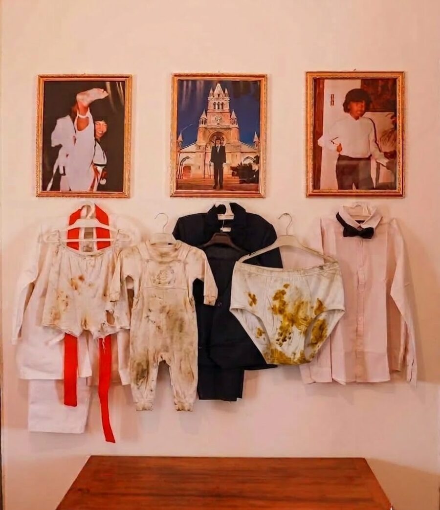 Entre kimonos d'enfant et posters de Bruce Lee, l'institution militaire se retrouvait au service d'une mise en scène narcissique inédite