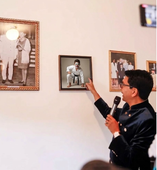 Entre kimonos d'enfant et posters de Bruce Lee, l'institution militaire se retrouvait au service d'une mise en scène narcissique inédite