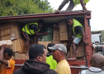 Comment un tel transbordement a-t-il pu avoir lieu sur une scène d’accident mortel sécurisée par les forces de l’ordre ? Comment a-t-on pu laisser repartir les preuves de la surcharge alors que deux vies venaient d’être fauchées ?