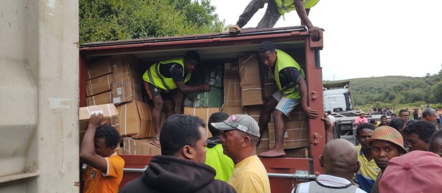 Comment un tel transbordement a-t-il pu avoir lieu sur une scène d’accident mortel sécurisée par les forces de l’ordre ? Comment a-t-on pu laisser repartir les preuves de la surcharge alors que deux vies venaient d’être fauchées ?