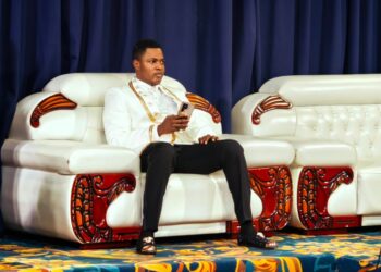 En seulement quelques mois, ces leaders acquièrent des biens que leurs fidèles ne pourraient s'offrir en dix vies de labeur. Ils vivent comme des rois, paradant dans un luxe tapageur financé par les sacrifices de ceux qui n'ont déjà plus rien