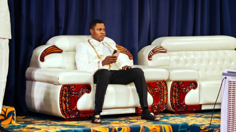 En seulement quelques mois, ces leaders acquièrent des biens que leurs fidèles ne pourraient s'offrir en dix vies de labeur. Ils vivent comme des rois, paradant dans un luxe tapageur financé par les sacrifices de ceux qui n'ont déjà plus rien