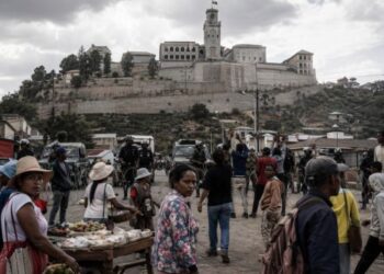 Le bâton n’est pas toujours l’instrument de la domination, il est souvent la béquille de la peur.