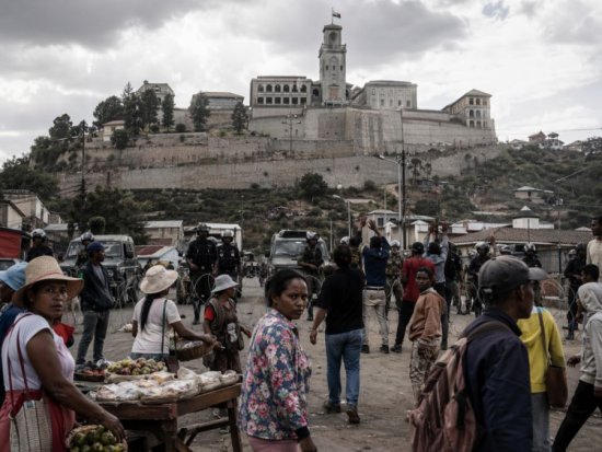 Le bâton n’est pas toujours l’instrument de la domination, il est souvent la béquille de la peur.