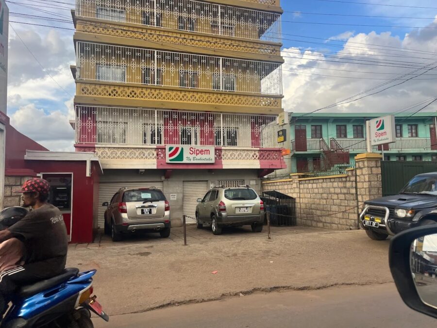 Le prix de la vente du bus a-t-il été déduit du capital restant dû par Mr Rakoto ?