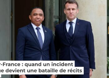 Le président français Emmanuel Macron accueille le président malgache Mickael Randrianirina sur le péron de l'Élysée, à Paris, le 24 février 2026. Photo: Ludovic MARIN / AFP via Getty Images