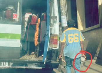 Un bus, officiellement déclaré « apte » par les services de la DGSR, circulant avec une pierre en guise de frein à main. Que le receveur doive descendre du véhicule en plein embouteillage pour caler les roues est une insulte au bon sens et une mise en danger délibérée des vies humaines