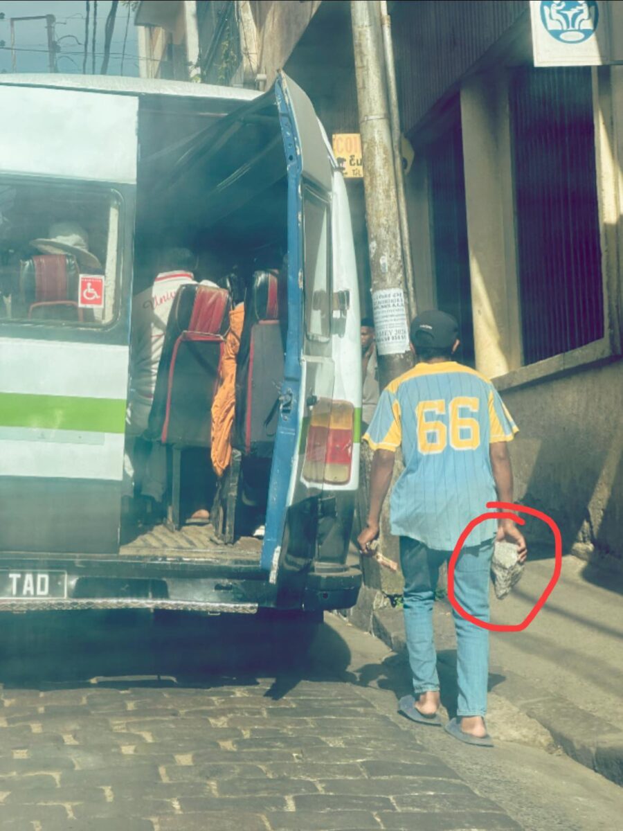 Un bus, officiellement déclaré « apte » par les services de la DGSR, circulant avec une pierre en guise de frein à main. Que le receveur doive descendre du véhicule en plein embouteillage pour caler les roues est une insulte au bon sens et une mise en danger délibérée des vies humaines