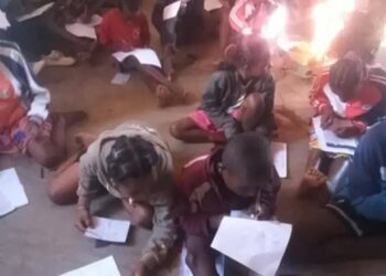 Permettez-nous de vous rafraîchir la mémoire : ce sont les étudiants et la jeunesse qui ont mené la fronde et les manifestations ayant entraîné la chute du régime Rajoelina. Si vous refusez d'apprendre les leçons du passé, soyez certains que la réalité vous rattrapera plus vite que vous ne le pensez. Le peuple observe, le peuple retient, et la colère gronde face à ce pillage institutionnalisé.
